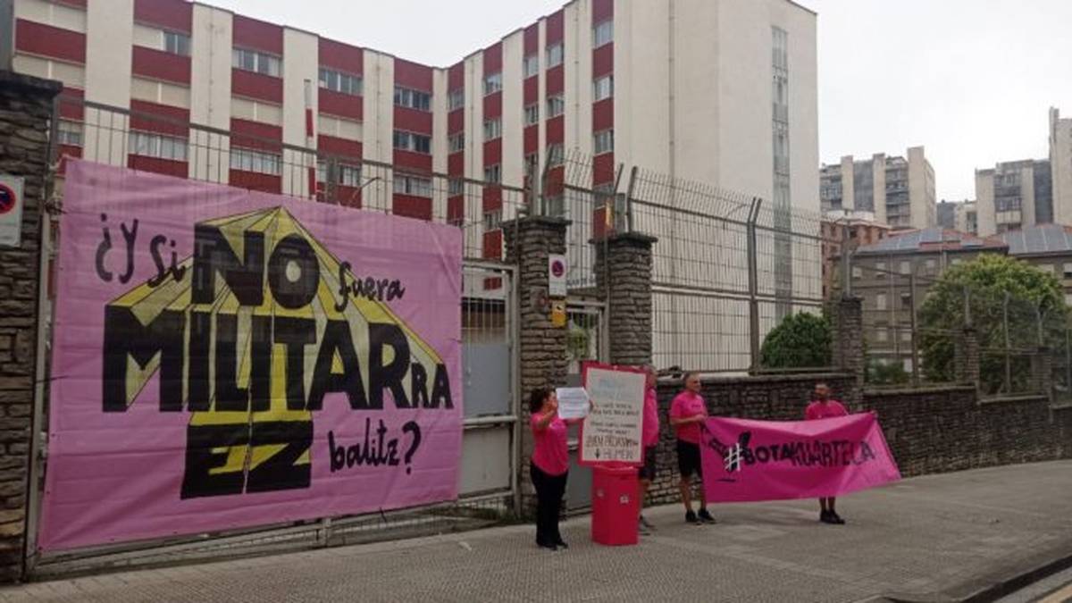 Iralan dagoen kuartel militarra auzokideentzat nahi dute