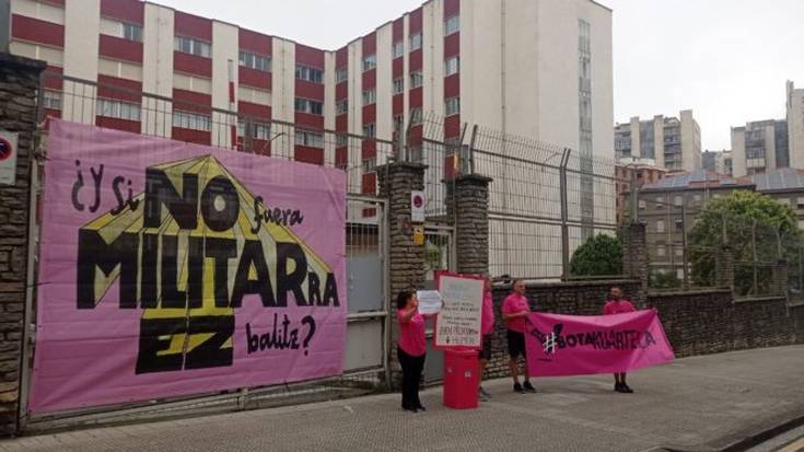 Iralan dagoen kuartel militarra auzokideentzat nahi dute
