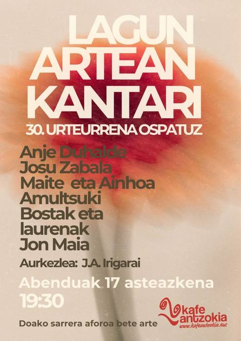 Lagun artean kantari Kafe Antzokian