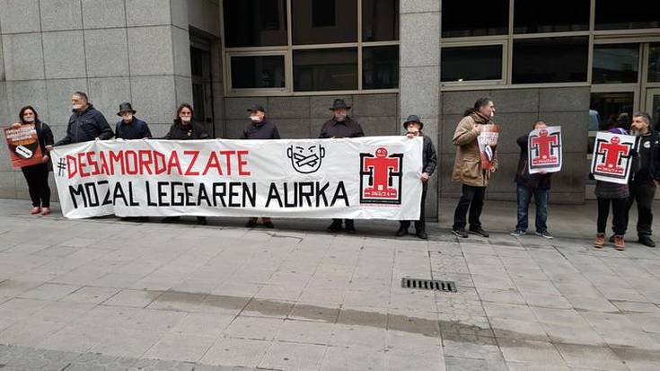 Mozal Legearen aplikazioaren aurka kontzentrazioa egin dute gaur goizean