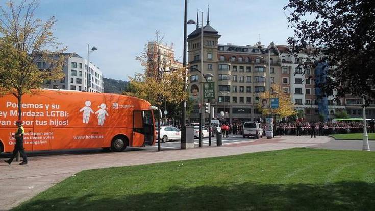 Ozen! LGTBI plataformak Ertzaintzak transfoboen alde egin zuela salatu du