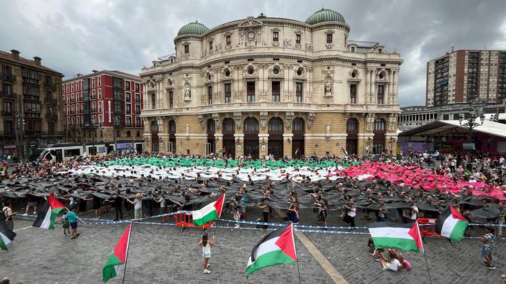 Palestinaren aldeko mosaikoa egin dute Arriaga plazan