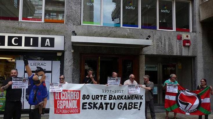 'El Correo' faxismoaren "gaizkide" izateagatik elkarretaratzea egin dute