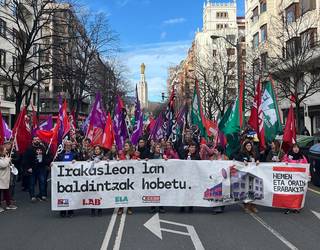 “Irakasleen lan baldintzak hobetu, hemen eta orain erabakita!” lelopean elkartu dira milaka langile Bilbon
