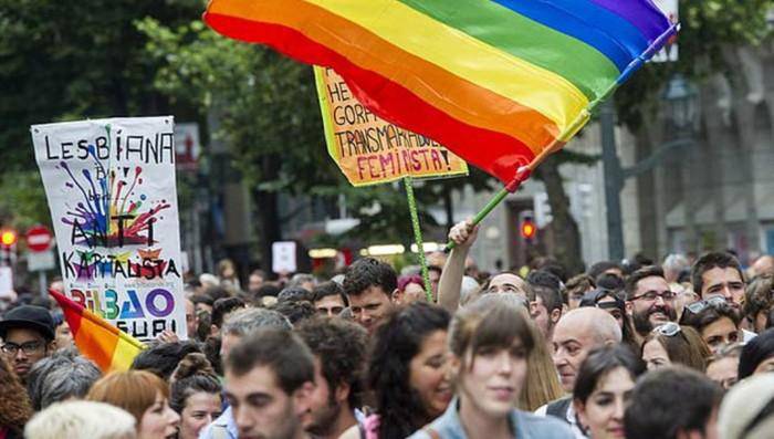 Bizkaiko LGBTI+ mugimenduak Bilbao Bizkaia Pride ekimena gaitzetsi du, interes ekonomikoak besterik ez dituelako