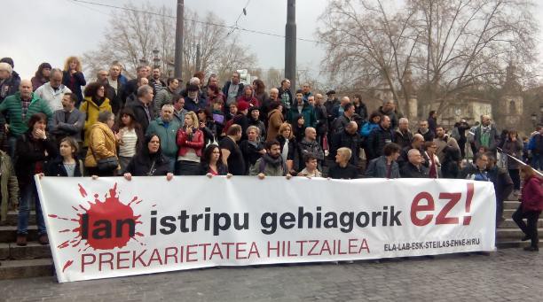 Tentsio altuko dorre bateko langile bat hil da Bilbon