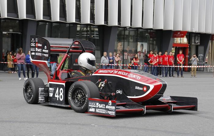 Ingenieritza eskolako Student Formula auto berria aurkeztu dute