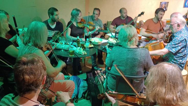 SEISIÚN folk musikako jam-saioa Biran
