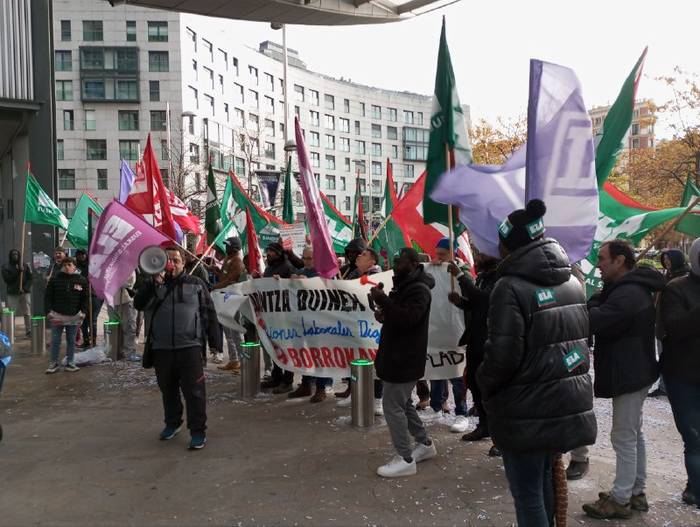 Eroskik Erandion duen biltegiko langileek elkarretaratzea egin zuten atzo Bilbon pairatzen duten prekarietatea salatzeko