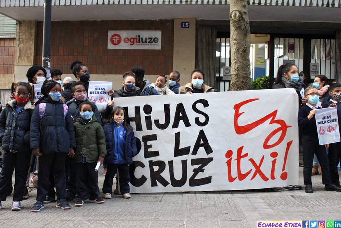 Solokoetxeko Hijas de la Cruz itxieraren aurrean hainbat mobilizazio deitu dituzte