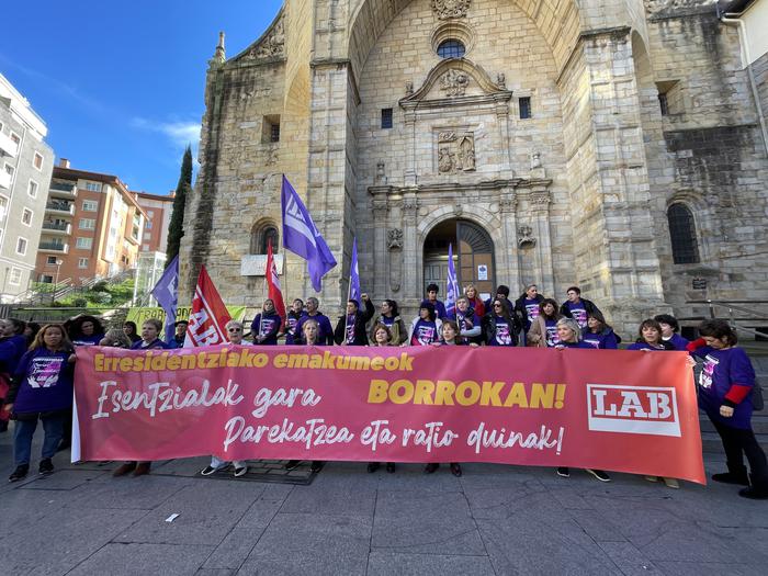 Egoitzetako langileei elkartasuna adierazi die Koloretxe elkarteak