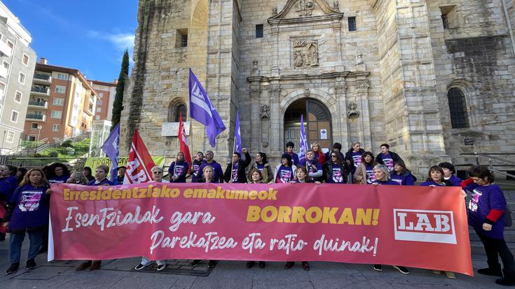 Egoitzetako langileei elkartasuna adierazi die Koloretxe elkarteak