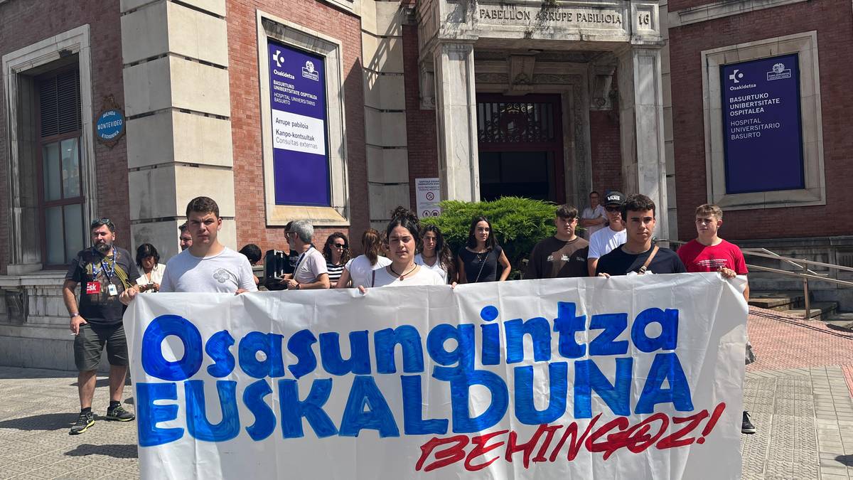 Osasungintza euskaldunaren aldeko manifestuaren aldarriak mahaigaineratu eta mobilizatzeko deia egin dute