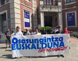 Osasungintza euskaldunaren aldeko manifestuaren aldarriak mahaigaineratu eta mobilizatzeko deia egin dute
