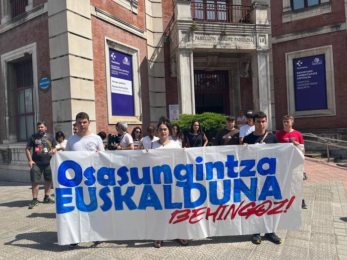 Osasungintza euskaldunaren aldeko manifestuaren aldarriak mahaigaineratu eta mobilizatzeko deia egin dute