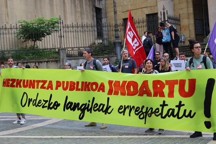 Ordezko irakasleek haien lan baldintzen okertzea salatu dute