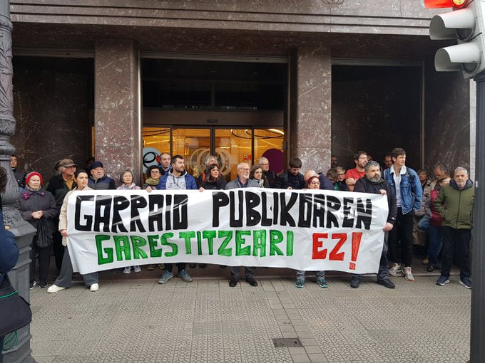 Garraio publikoko dirulaguntzak kentzearen aurkako kontzentrazioa, ostegunean