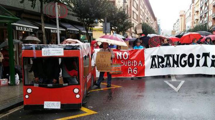 A-6 autobusaren prezioaren igoeraren aurka agertu dira arangoitiarrak berriro ere