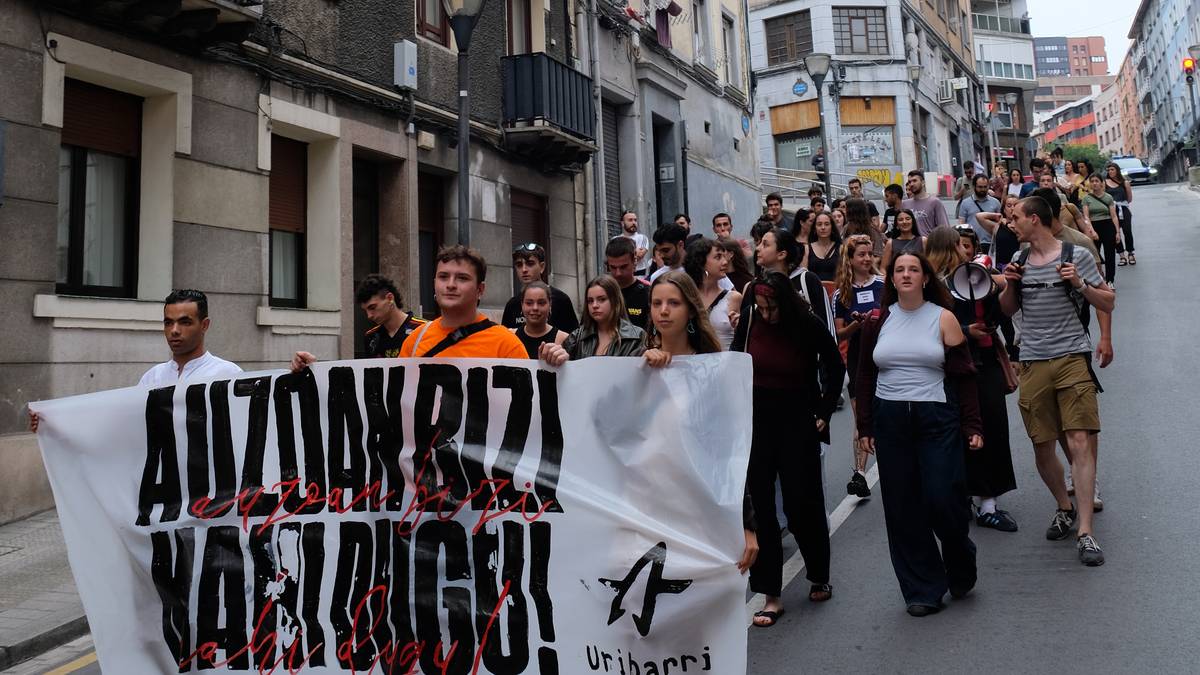 “Uribarriko gazteok auzoan bizi nahi dugu”