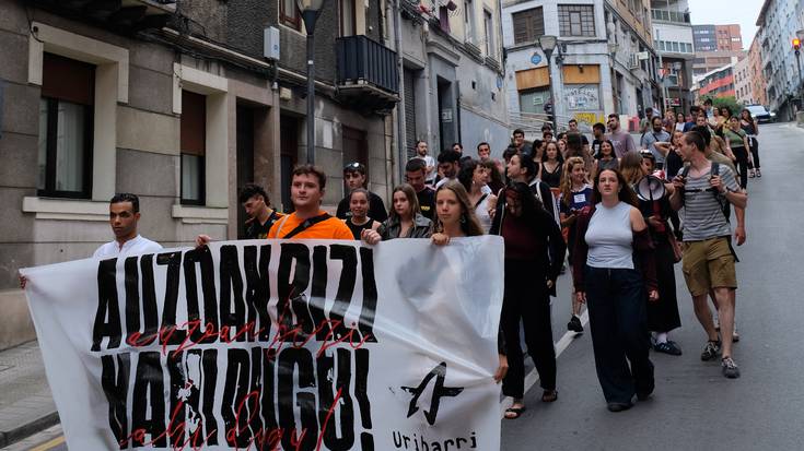 “Uribarriko gazteok auzoan bizi nahi dugu”