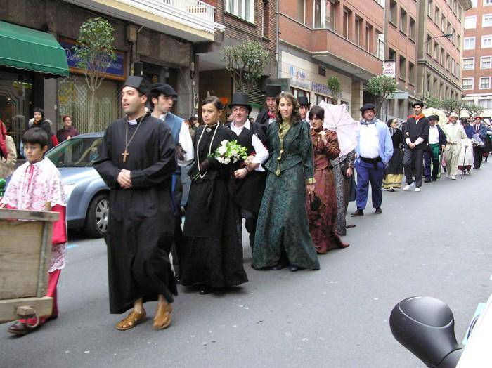 2007ko euskal ezkontzako kalejira idien gurdiaren atzetik