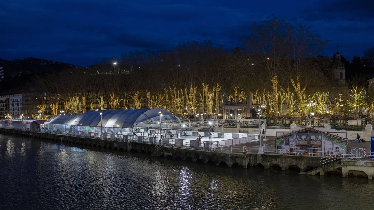 Gabonetako txirrista eta izotz-pista muntatzeko lanak hasi ditu Udalak