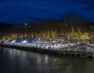 Gabonetako txirrista eta izotz-pista muntatzeko lanak hasi ditu Udalak