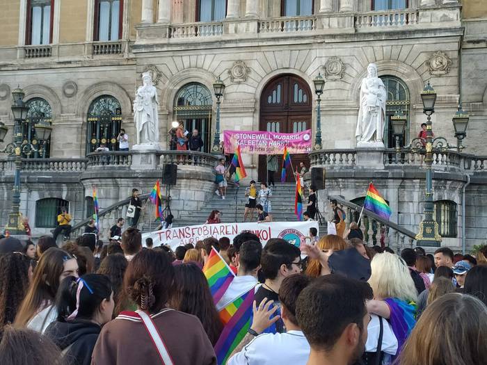 Jendetza batu da harrotasuna kalera ateratzeko