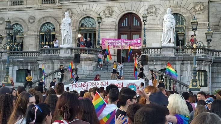 Jendetza batu da harrotasuna kalera ateratzeko