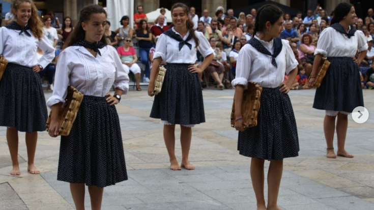 Dantza plazetan gabonetan: SALBATZAILE DANTZA TALDEA Santiago Plazan