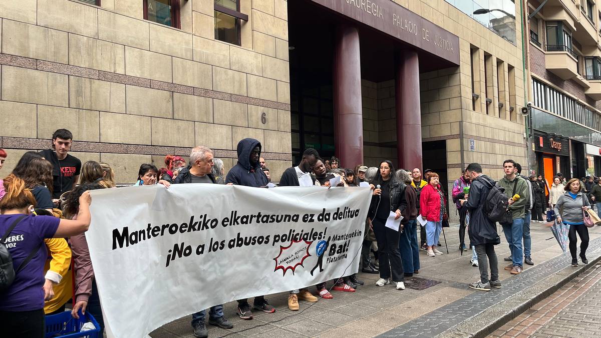 Manteroekin eta Ainararekin elkartasuna adierazi dute Bilboko Epaitegiaren aurrean