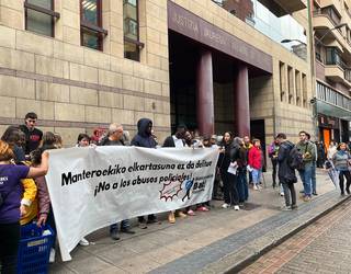 Manteroekin eta Ainararekin elkartasuna adierazi dute Bilboko Epaitegiaren aurrean
