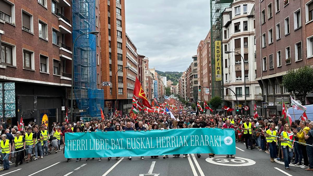 Festa giroarekin aldarrikatu dute erabakitzeko eskubidea milaka lagunek