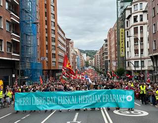 Festa giroarekin aldarrikatu dute erabakitzeko eskubidea milaka lagunek