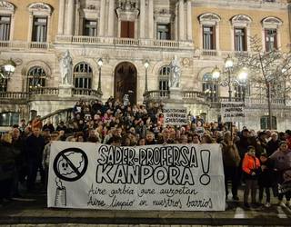 BAEFko kideak kontzentrazioa egin zuten atzo administrazio publikoen jardun eza salatzeko