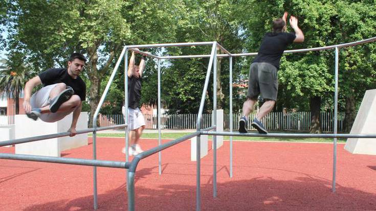 Parkourra praktikatzeko gune berezia paratu dute Sarrikoko parkean