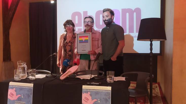 Ikusgune Gasteizko LGTBI+fobiaren aurkako behatokiak jaso du Urrezko Hirukia