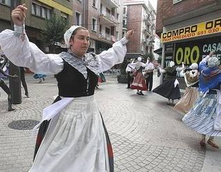 Folklore tradizionala sustatzen duen “Plazarik Plaza” programa antolatu dute