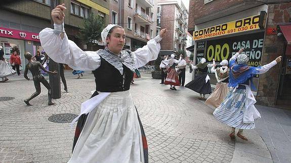 Folklore tradizionala sustatzen duen “Plazarik Plaza” programa antolatu dute