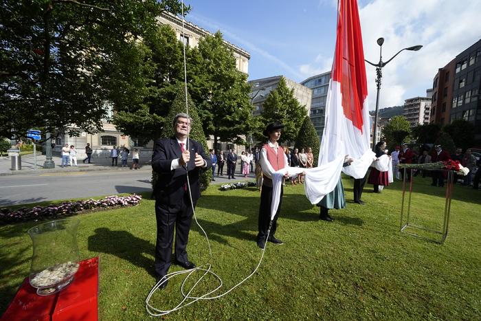 Bilboko udalak agintaldi honi dagokion hiriko banderaren azken igoera egin du gaur