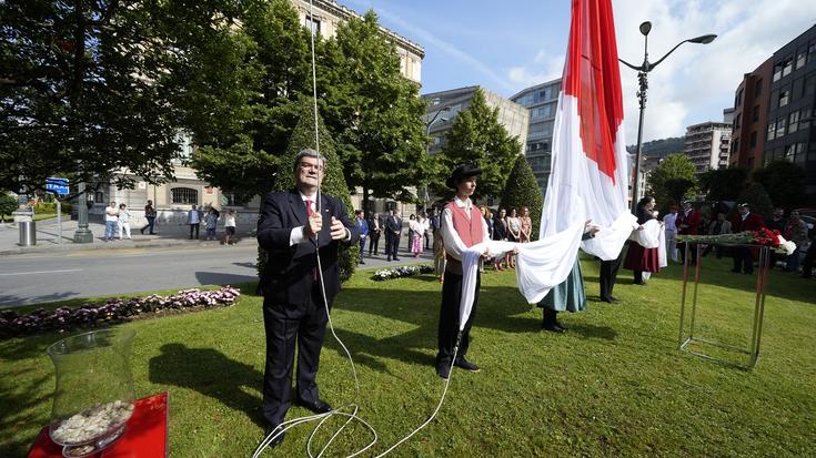 Bilboko udalak agintaldi honi dagokion hiriko banderaren azken igoera egin du gaur