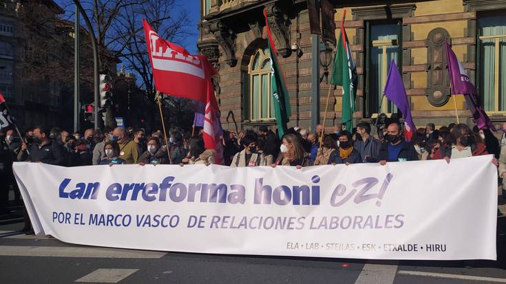 Euskal gehiengo sindikala bihar bozkatuko den lan-erreformaren aurka mobilizatu da