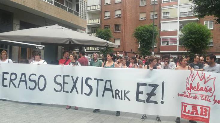 Elkarretaratzea egin dute santutxuko taberna batean eraso sexistak ematen direla salatzeko