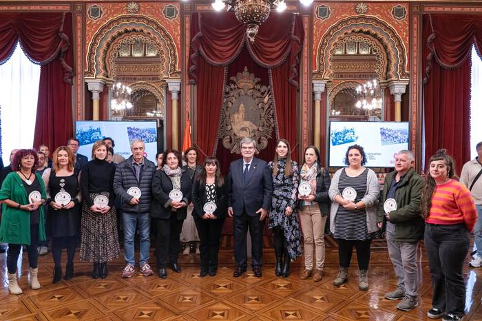 Bilboko dantza taldeek omenaldia jaso dute Euskararen Nazioarteko Egunean