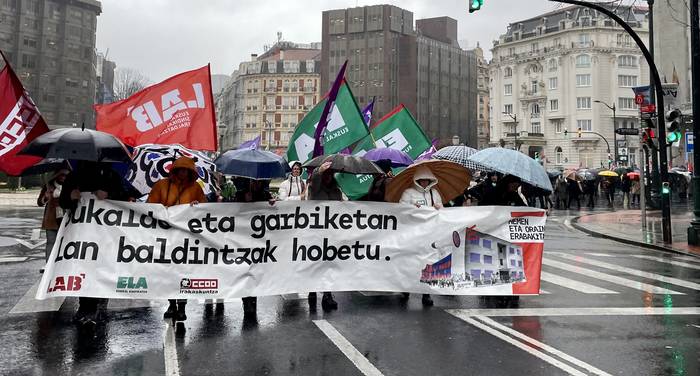 Sukalde eta garbiketako grebaren lehenengo egunak %70etik gorako jarraipena izan du