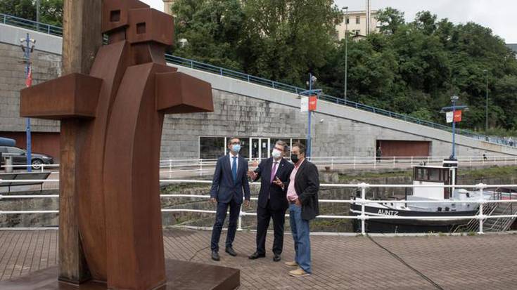Jesus Lizasoren 'Ozeanoaren erroak' eskultura aurkeztu dute Itsasmuseumeko kanpoaldean 