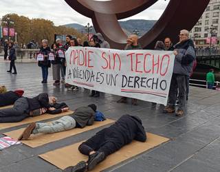 Berri Otxoak Bizkaiko gizarte-erakundeek etxebizitza duina izateko eskubidearen aldeko protesta egin du