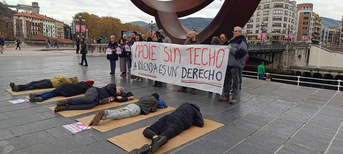 Berri Otxoak Bizkaiko gizarte-erakundeek etxebizitza duina izateko eskubidearen aldeko protesta egin du