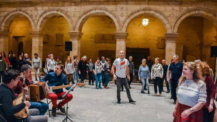 Bueltan da dantza tradizionala Euskal Museoan 