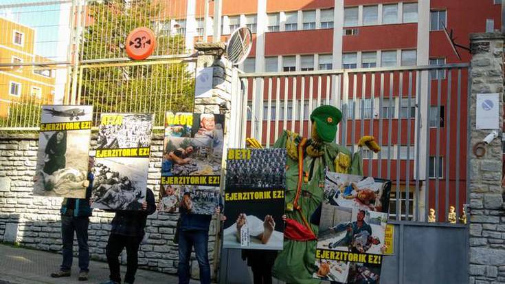 Kakitzat militarizazioaren kontra manifestatu da Bilboko Kuartel Militarraren aurrean